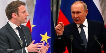 Macron et Poutine lors d'une conférence officielle avec drapeaux en arrière-plan.
