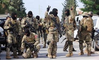 Groupe de soldats en uniforme avec équipements tactiques au Maghreb.