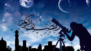 Astronome observant le ciel étoilé avec télescope dans la nuit.