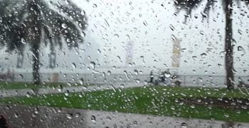 Vitre embuée avec pluie et tempête sur la côte maghrébine.