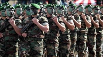 Groupe de soldats en uniforme militaire en formation serrée.