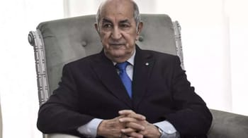 Homme d'affaires en costume assis dans un fauteuil.