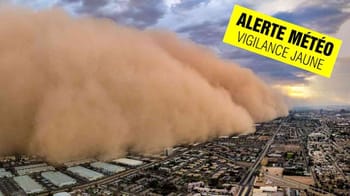 Nuage de poussière jaune sur une ville avec alerte vigilance jaune.