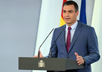 Homme politique allemand parlant lors d'une conférence officielle.