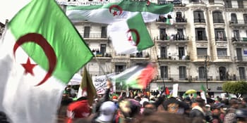 Manifestation populaire en Algérie avec drapeaux algériens.