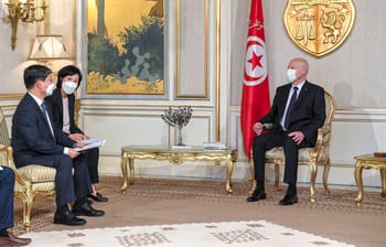 Rencontre entre responsables tunisiens et un invité officiel.