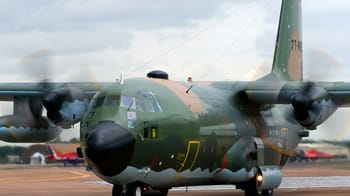 Avion de transport militaire en camouflage vert en Algérie.