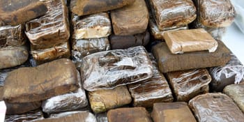 Blocs de haschisch emballés, ready pour la vente ou le transport.
