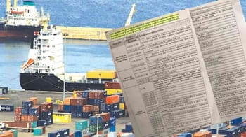 Vue d'un port maritime avec navire, containers et document de logistique.