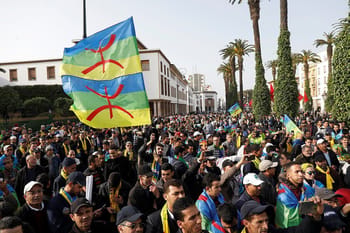 Grande manifestation amazighe avec drapeaux et foule nombreuse au Maroc.