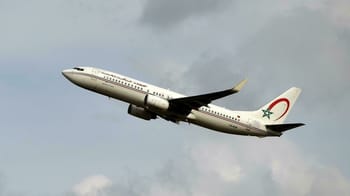 Avion de Royal Air Maroc en vol dans le ciel nuageux.
