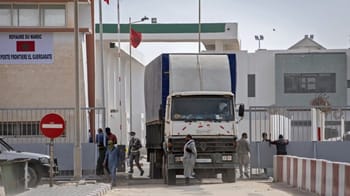 Camion à la frontière marocaine avec des personnes autour.