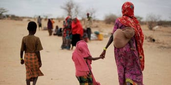 Enfants et familles réfugiés dans un désert africain.