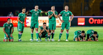 Groupe de joueurs de football en pleine préparation sur le terrain.