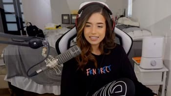 Pokimane, streameuse, en train de jouer en direct avec un casque.