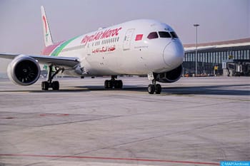 Avion Royal Air Maroc prêt au décollage à l'aéroport.