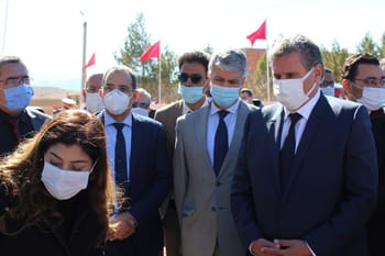 Groupe de responsables marocains lors d'une visite officielle en plein air.