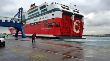 Ferry Corsica Linea amarré à Marseille, prêt pour la traversée vers Alger.