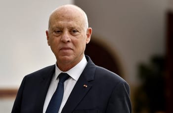 Homme d'affaires âgé en costume sombre, portrait sérieux.