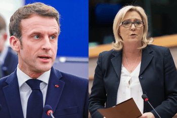 Deux politiciens en discussion lors d'une séance parlementaire.