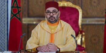 Le roi Mohammed VI en tenue traditionnelle lors d'une réunion officielle.