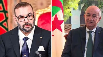 Deux hommes politiques en discussion lors d'une rencontre officielle.