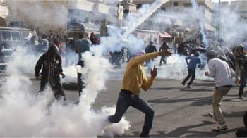 Manifestation avec des jeunes et des gaz lacrymogènes en Cisjordanie.