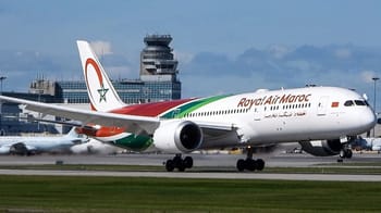 Avion Royal Air Maroc sur la piste de l'aéroport.