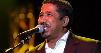 Homme chantant avec microphone lors d'un concert au Maghreb.