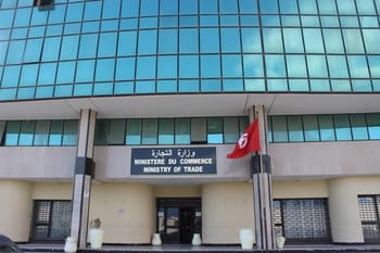 Bâtiment moderne du ministère du commerce en Tunisie avec drapeau tunisien.