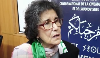 Femme parlant lors d'une conférence organisée par le Centre National de la Cinématographie.