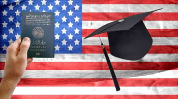 Étudiant avec diplôme, chapeau de graduation et passeport américain.