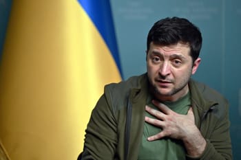 Homme en discussion avec drapeau ukrainien en arrière-plan.