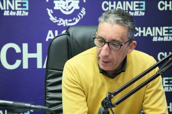 Homme en interview dans un studio radio avec logo Chaines 88.4 FM.