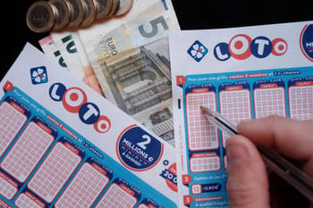 Jeu de loto avec billets, argent et un stylo pour jouer.