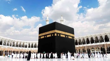 Pèlerins autour de la Kaaba à La Mecque, lieu saint islamique.