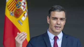 Homme politique espagnol parlant lors d'une conférence officielle.