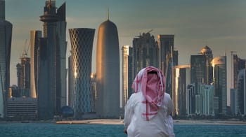 Vue du skyline de Doha avec gratte-ciel modernes au coucher du soleil.