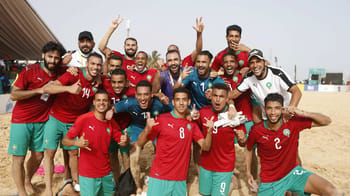 L'équipe marocaine de beach soccer célébrant leur victoire.