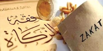 Coffret de Zakat avec pièces d'or et billets, symbolisant la charité islamique.