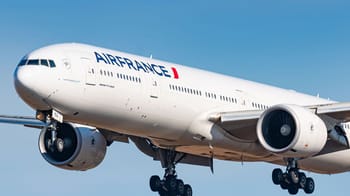 Avion Air France en vol dans le ciel bleu clair.