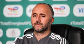 Belmadi lors d'une conférence, dénonçant la corruption dans l'arbitrage africain.