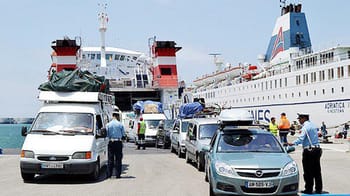 Passagers et véhicules en débarquement au port de Maghrebactu.