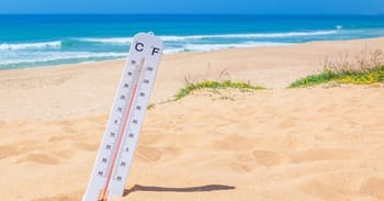 Thermomètre indiquant une température élevée sur la plage algérienne.