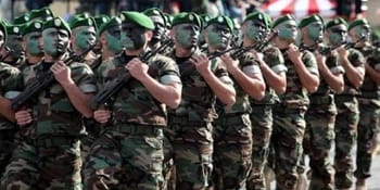 Soldats militaires en formation dans le sud de l'Algérie.