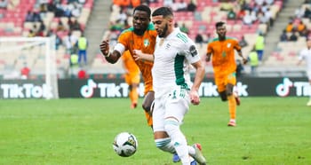 Joueur algérien en action lors d'un match de football international.