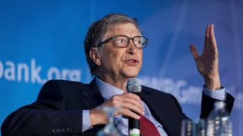 Bill Gates lors d'une conférence, parlant de la mutation du coronavirus.
