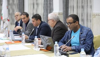 Membres en réunion à l'Office fédéral de la FAF, discussion sérieuse.