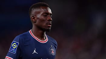Gana Guèye en maillot du PSG lors d'un match important.