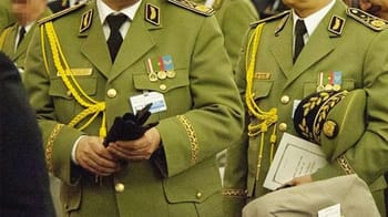 Officiers en uniforme militaire avec décorations et insignes.